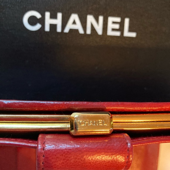 Chanel CC Kiss-lock red leather wallet - Picture 16 of 16